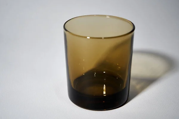 Beyaz arkaplanda boş bir cam, sol tarafta ışık var.