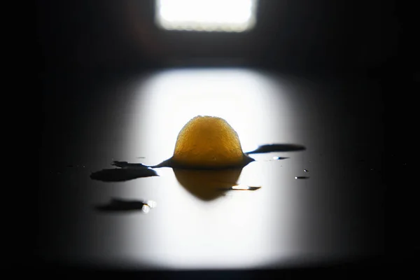Pedazo Hermoso Hielo Amarillo Sobre Una Superficie Mate Con Salpicaduras — Foto de Stock