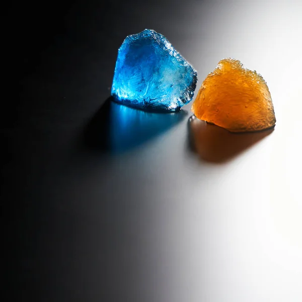 İki parça güzel buz mavi ve turuncu arka planda bir mat yüzeyi üzerinde
