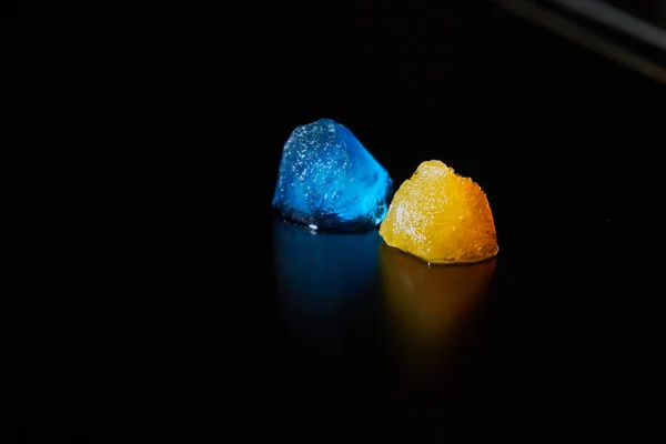 İki parça güzel buz mavi ve turuncu arka planda bir mat yüzeyi üzerinde
