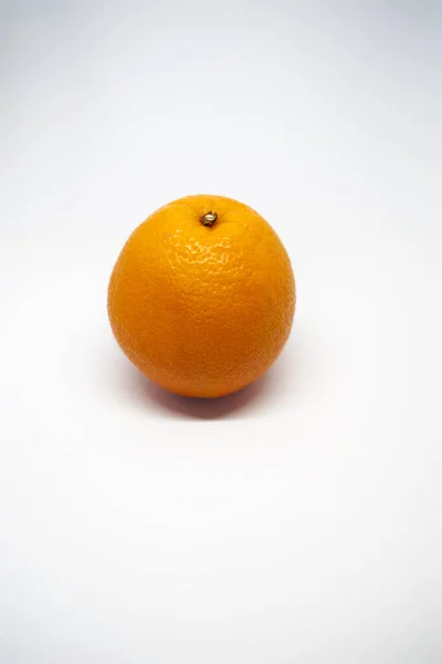 白い背景に一つのオレンジの垂直写真 — ストック写真