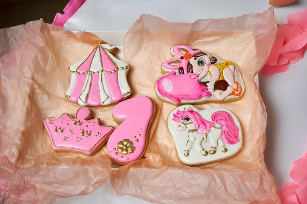 Pembe tonlarda tatlı kurabiyelerin yakın çekimi