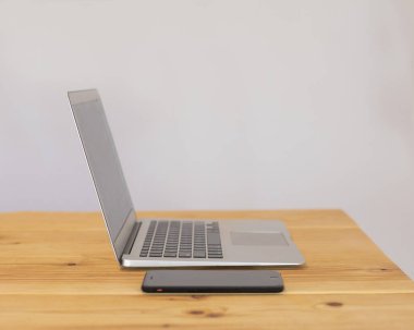Ev bilgisayarı ve telefonundan çalış