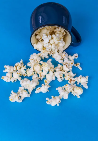 Popcorny Niebieskim Tle Koloru — Zdjęcie stockowe