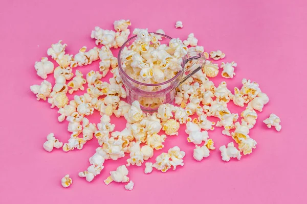 Popcorn Auf Rosa Hintergrund — Stockfoto