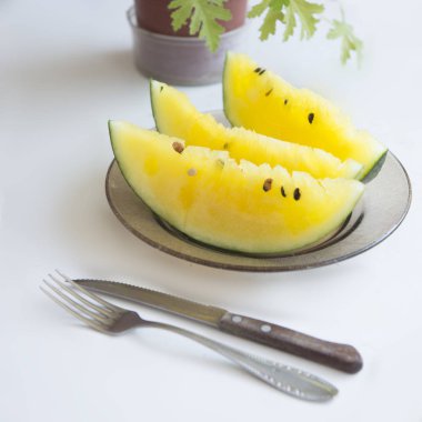 Beyaz bir arka plan karşı lezzetli yemek için hazırlanan bir karpuz sağlıklı dilimleri