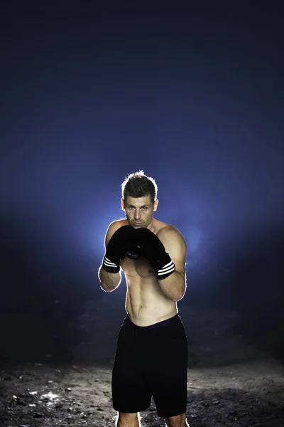 Joven Boxeador Determinado Preparándose Para Entrenamiento Una Pelea —  Fotos de Stock