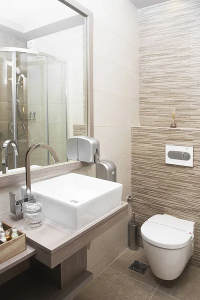 Duş ve lavabo ile modern tuvalet