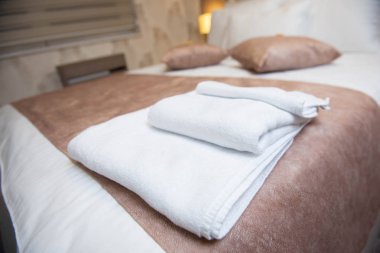 Yastık ve havlu ile özel uyku odası