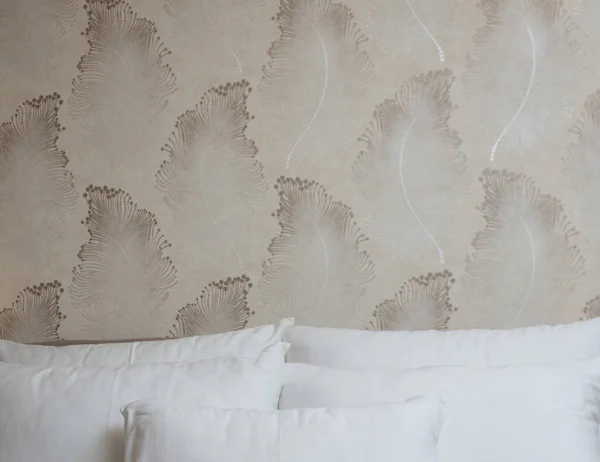 Ексклюзивна спальня з подушками та рушниками — стокове фото