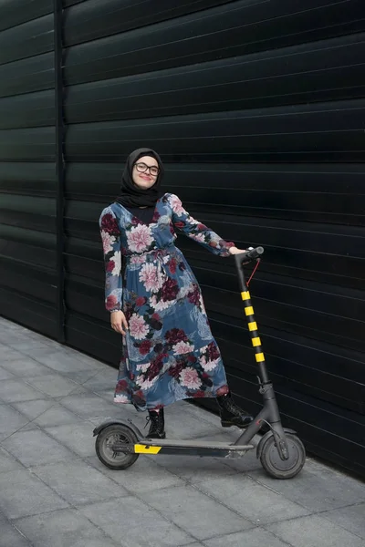 Schöne Frau auf einem E-Scooter — Stockfoto