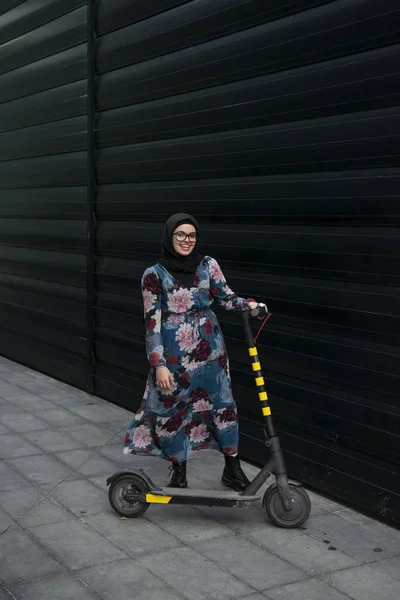 Mulher bonita em um e-scooter — Fotografia de Stock