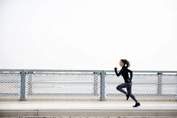 Vrouwelijke Training Buiten Behoud Van Haar Gezondheid — Stockfoto