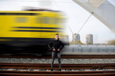 Dışarıda kadın eğitimi alıyor ve sağlığını koruyor.