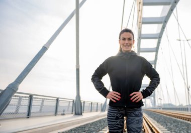 Dışarıda kadın eğitimi alıyor ve sağlığını koruyor.