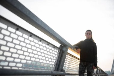 Genç ve zinde bir kız NCov küresel salgını sırasında sağlığını korumak için tek başına egzersiz yapıyor.