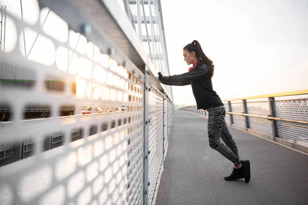 Chica Forma Joven Estirándose Descansando Sola Durante Entrenamiento Aire Libre — Foto de Stock