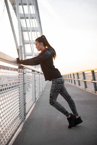 Chica Forma Joven Estirándose Descansando Sola Durante Entrenamiento Aire Libre — Foto de Stock