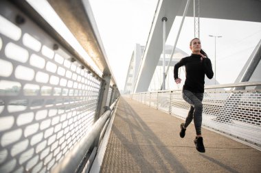 Dışarıda kadın eğitimi alıyor ve sağlığını koruyor.