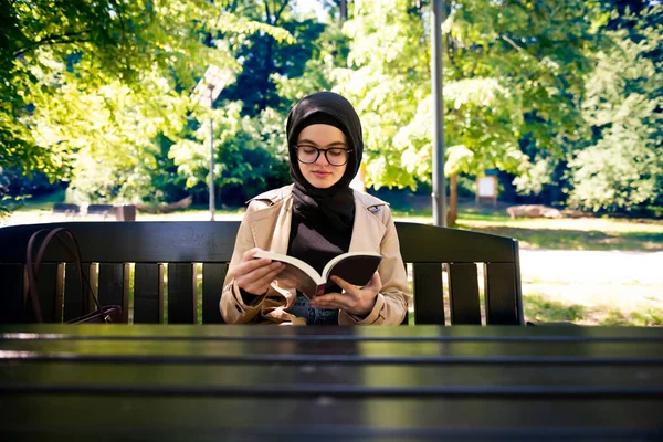 Mujer Musulmana Leyendo Libro Parque Durante Tiempo Libre — Foto de Stock