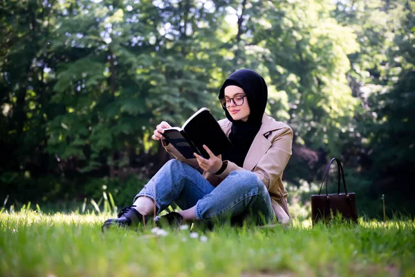 Мусульманка Читає Парку Книжку Під Час Свого Вільного Часу — стокове фото