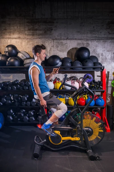 Hombre Joven Haciendo Ejercicio Solo Interiores Usando Teléfono Móvil Para — Foto de Stock