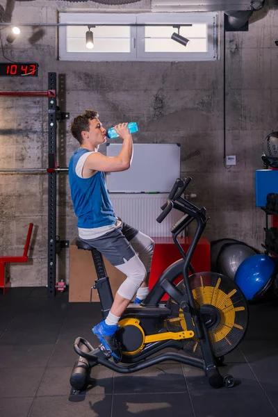 Young Male Exercising Alone Indoors Using His Mobile Phone Connect — Stock Photo, Image