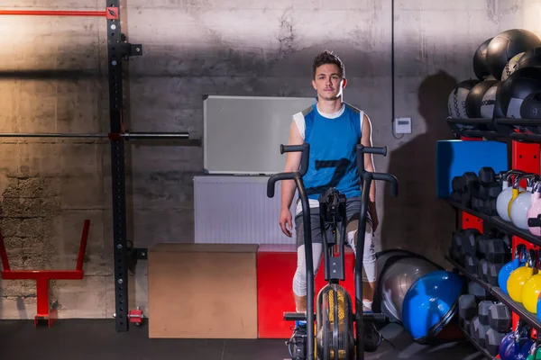 Young Male Exercising Alone Indoors Using His Mobile Phone Connect — Stock Photo, Image