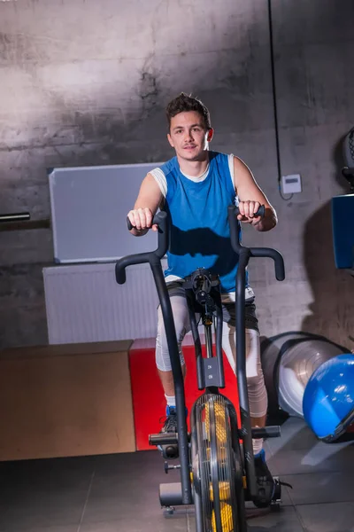 Jonge Man Die Alleen Binnen Traint Met Zijn Mobiele Telefoon — Stockfoto