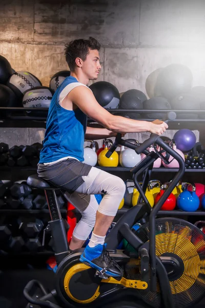 Young Male Exercising Alone Indoors Using His Mobile Phone Connect — Stock Photo, Image