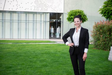 Modern işyerinin önünde duran küçük bir işletme sahibinin güçlü bir portresi..