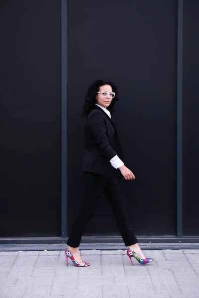 Profesjonalna Młoda Kobieta Biznesu Chodząca Czarnym Tle Patrząca Kamerę Widok — Zdjęcie stockowe