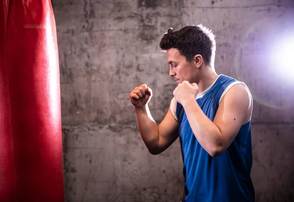 Joven Boxeador Pie Guardia Durante Entrenamiento Boxeo —  Fotos de Stock