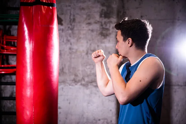 Ung Man Boxare Står Vakt Sin Boxning Träning — Stockfoto