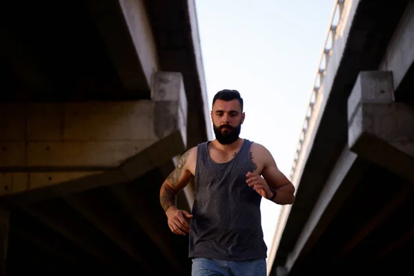 Jonge Moderne Man Met Baard Die Buiten Straten Traint Drukte — Stockfoto