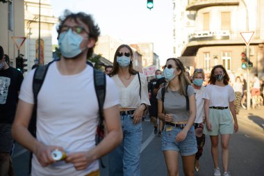 Novi Sad, Sırbistan, Temmuz 09 2020. Covid19 salgını sırasında hükümete karşı barışçıl protestolar. 