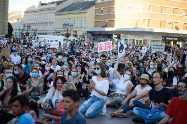 Novi Sad, Sırbistan, Temmuz 09 2020. Covid19 salgını sırasında hükümete karşı barışçıl protestolar. 