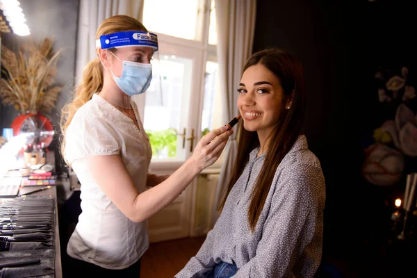 Menina Bonita Recebendo Sua Maquiagem Fixa Durante Pandemia Covid — Fotografia de Stock