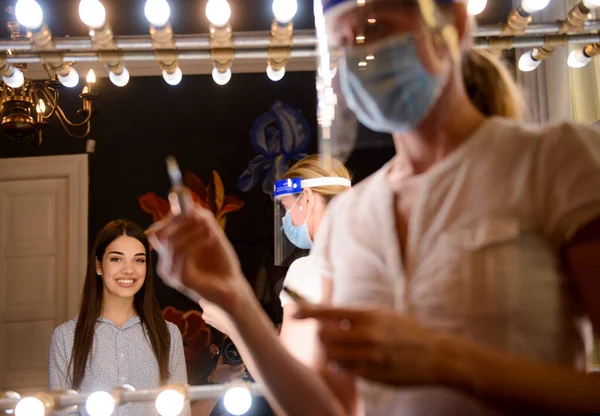 Menina Bonita Recebendo Sua Maquiagem Fixa Durante Pandemia Covid — Fotografia de Stock