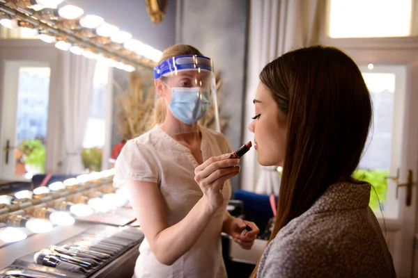 Menina Bonita Recebendo Sua Maquiagem Fixa Durante Pandemia Covid — Fotografia de Stock