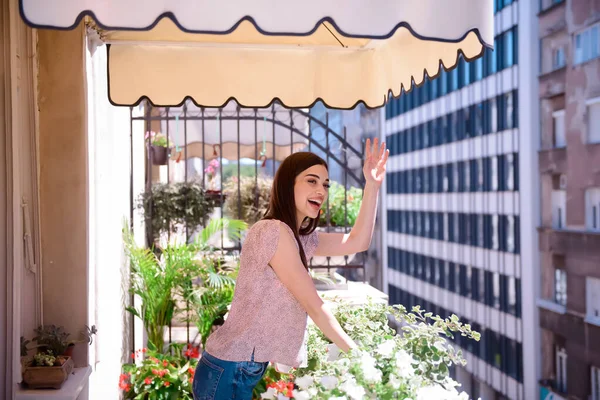 Menina Desfrutando Seu Dia Uma Bela Varanda — Fotografia de Stock