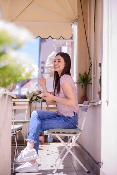 Menina Desfrutando Seu Café Uma Bela Varanda — Fotografia de Stock