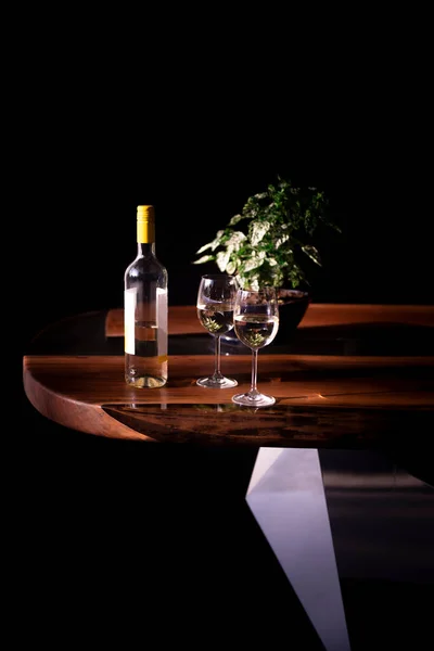 豪華な木製のテーブルの上で提供される白ワイン — ストック写真