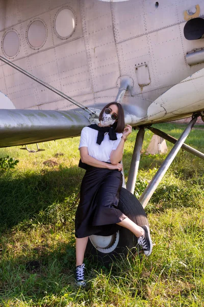 Mulher Bem Vestida Com Máscara Facial Sentada Uma Roda Avião — Fotografia de Stock