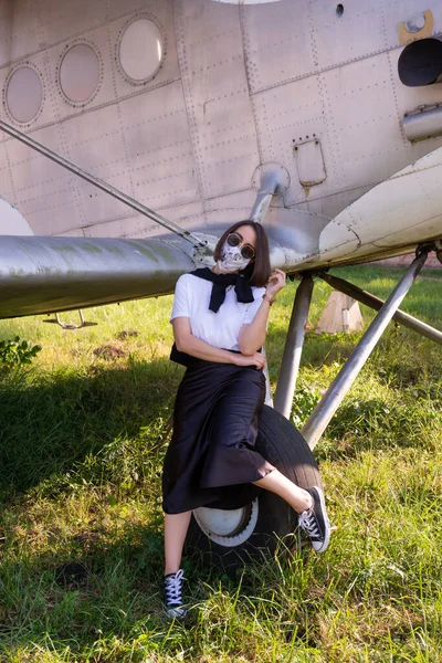 Joliment Habillée Femme Avec Masque Visage Assis Sur Une Roue — Photo