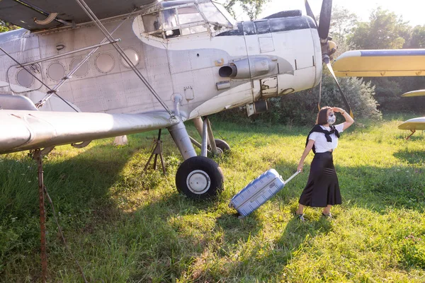 Joliment Habillée Femme Avec Masque Les Lunettes Tirant Ses Bagages — Photo