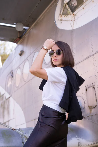 Femme Mode Avec Les Lunettes Une Montre Posant Sur Vieil — Photo