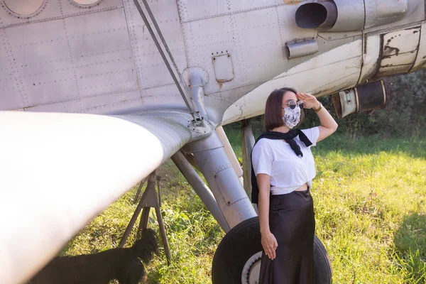 Mujer Moda Saludando Desde Avión Retro Mirando Cielo — Foto de Stock