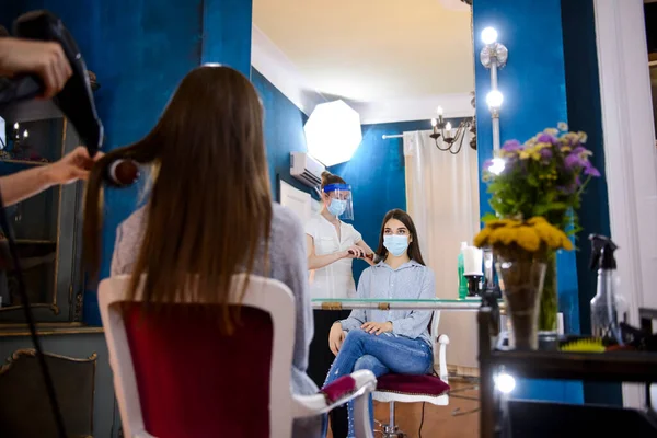 Professional Hairstylists Masks Faces Doing Hair Job Woman Beauty Salon — Stock Photo, Image