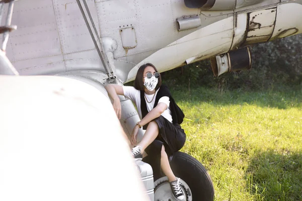 Mujer Joven Ropa Civil Moderna Gafas Una Máscara Sentada Avión — Foto de Stock